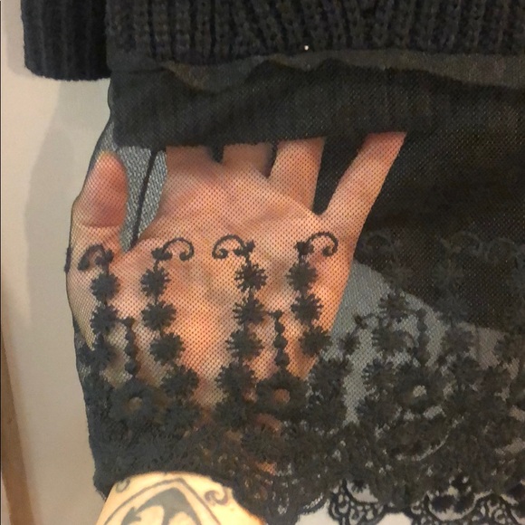 🌚 Cozy Hi-Lo Hem Sweater with Lace Trim 🌚 - Picture 4 of 6